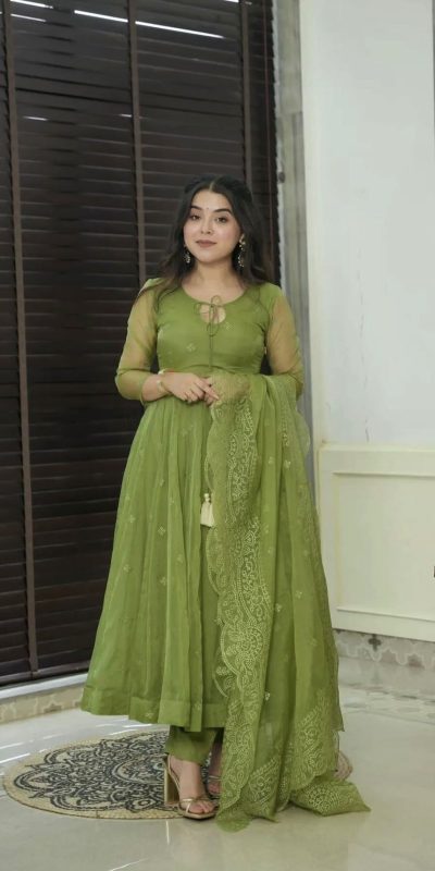 SRK 5184 Green Color Georgette Embroidery Work Salwar Suit Wedding, Party, Festive, Events Expected Delivery 4-6 Working Days @ 2049/- | Casual Suits, Jump Suits, Creative suits, Designer Suits, Palazzo Suits, Party Wear Suits, Patiala Suits, Salwar suit, Straight Suits