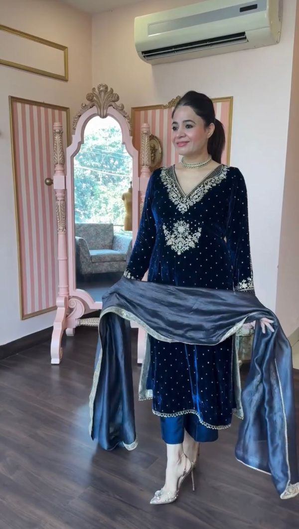 Everlasting Navy Blue Color Viscos Velvet Thread Work Salwar Suit