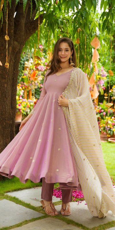 SRK 5298 Pink Faux Georgette With Embroidery Work With Fancy Full Sleeve Gown Perfect for Wedding, Party, Pooja, Mehendi, Traditional Day . Best Price 1999 | Bollywood Gowns, Creative Gowns, Designer Gowns, Embroidered Gowns, Gowns, Party Wear Gowns
