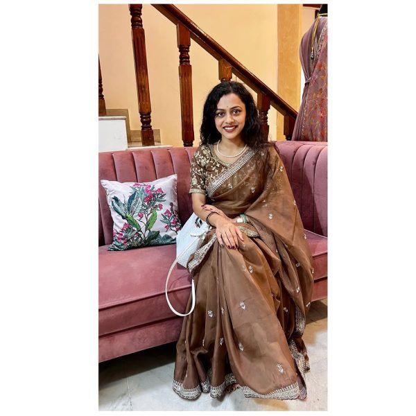 AC MAGIC CIRCLE Brown Soft Organza Saree Perfect for Wedding, Party, Haldi, Festival Celebrations, Diwali – . Grab it for ₹2099. Delivery 4-6 Working Days | Creative Sarees, Embroidered Sarees, Bollywood Sarees, Designer Sarees, Ethnic Saree, Modern Digital sarees, Party Wear Sarees, Sarees