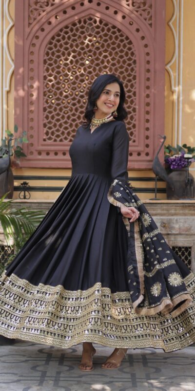 KA 1139 Black Star Georgette Gown Perfect for Wedding, Party, Onam, Mehendi, Traditional Day – . Affordable Price ₹3149. Delivery 4-6 Working Days. | Bollywood Gowns, Creative Gowns, Designer Gowns, Embroidered Gowns, Gowns, Party Wear Gowns