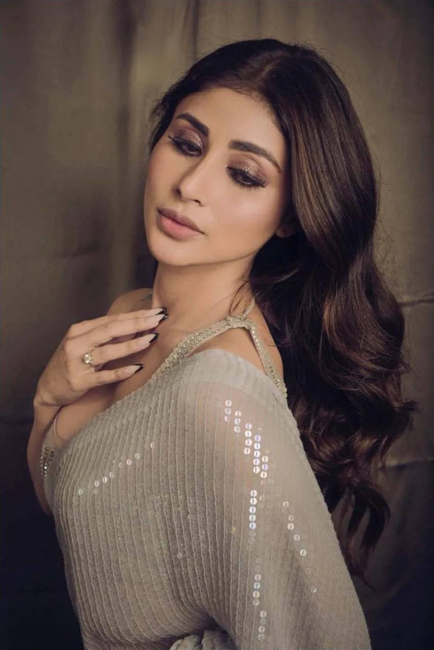 Dazzling Mouni Roy In Manish Malhotra's Grey Sequence Saree - Image 8