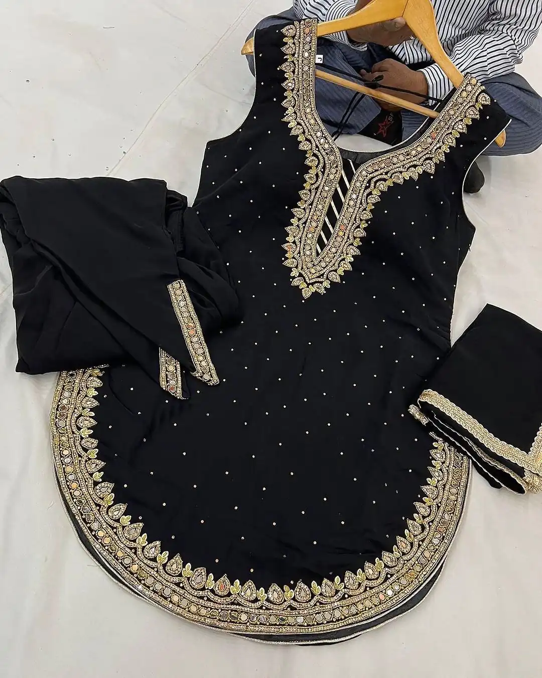 SRK 5138 Black Color Pure Chinnon Embroidery Diamond Salwar Suit Wedding, Party, Festive, Events Expected Delivery 4-6 Working Days @ 1949/- | Jump Suits, Casual Suits, Creative suits, Designer Suits, Palazzo Suits, Party Wear Suits, Patiala Suits, Salwar suit, Straight Suits
