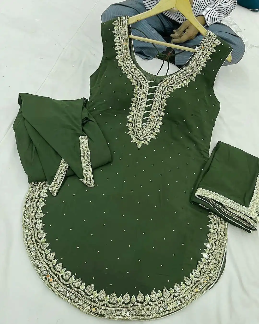 SRK 5138 Green Color Pure Chinnon Embroidery Diamond Salwar Suit Wedding, Party, Festive, Events Expected Delivery 4-6 Working Days @ 1949/- | Jump Suits, Casual Suits, Creative suits, Designer Suits, Palazzo Suits, Party Wear Suits, Patiala Suits, Salwar suit, Straight Suits
