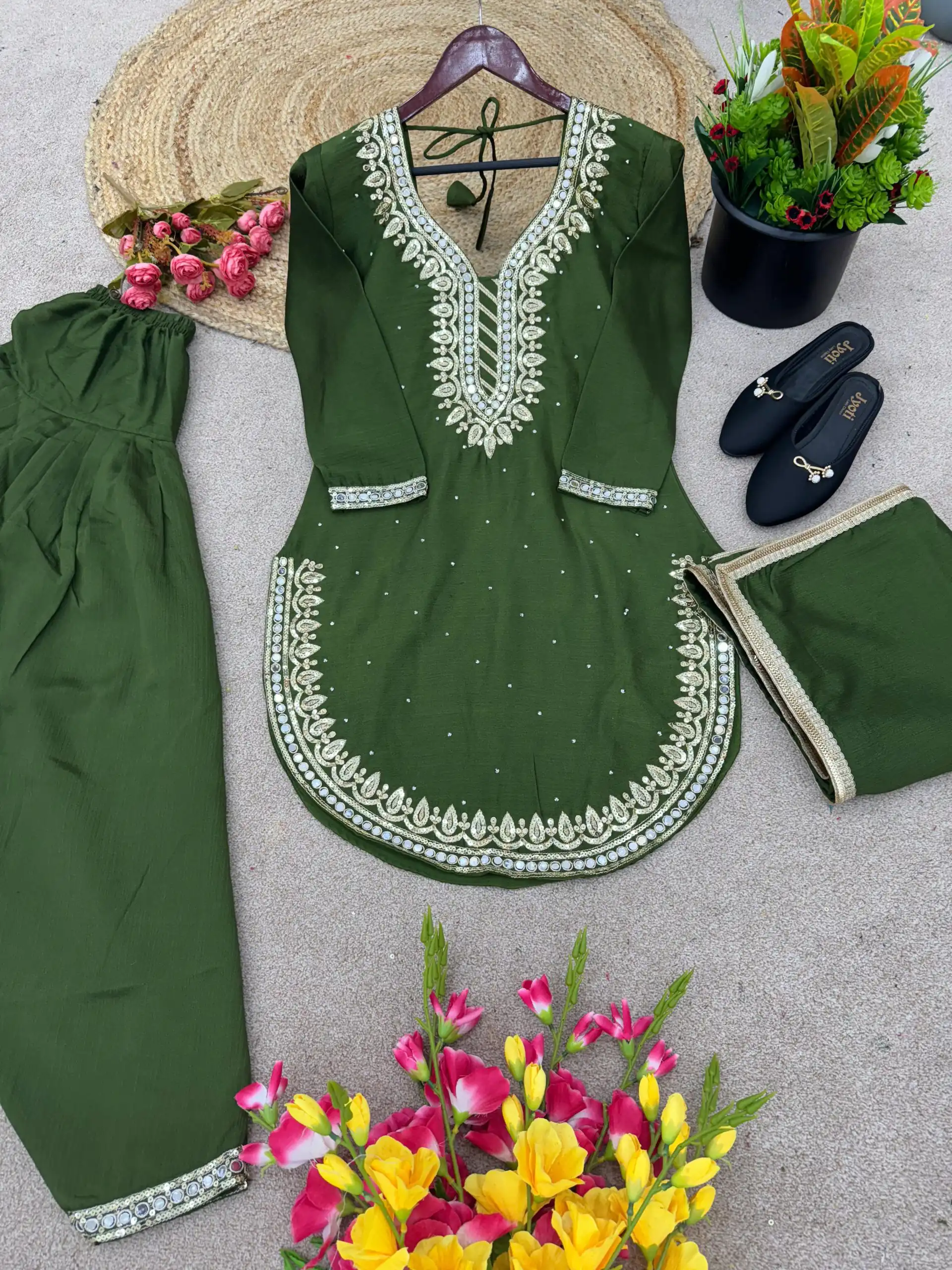 SRK 5138 Green Color Pure Chinnon Embroidery Diamond Salwar Suit Wedding, Party, Festive, Events Expected Delivery 4-6 Working Days @ 1949/- | Jump Suits, Casual Suits, Creative suits, Designer Suits, Palazzo Suits, Party Wear Suits, Patiala Suits, Salwar suit, Straight Suits