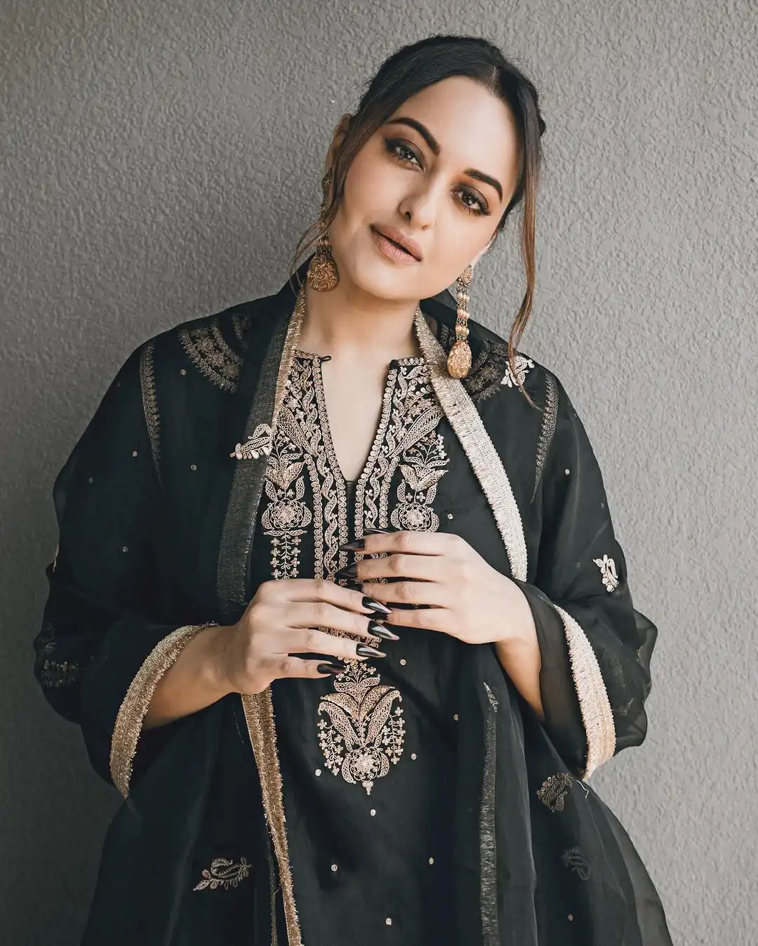 SRK 5160 Black Color Pure Chinnon Silk Embroidery Coding Dori Salwar Suit Wedding, Party, Festive, Events Expected Delivery 4-6 Working Days @ 1899/- | Jump Suits, Casual Suits, Creative suits, Designer Suits, Palazzo Suits, Party Wear Suits, Patiala Suits, Salwar suit, Straight Suits