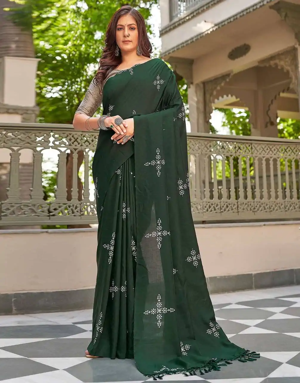 BT 1104 Green Natural silk with Thread Embroidery & Embroidery Work Saree . Now at just ₹1549. Delivery 4-6 Working Days. Shop now. | Creative Sarees, Embroidered Sarees, Bollywood Sarees, Designer Sarees, Ethnic Saree, Modern Digital sarees, Party Wear Sarees, Sarees