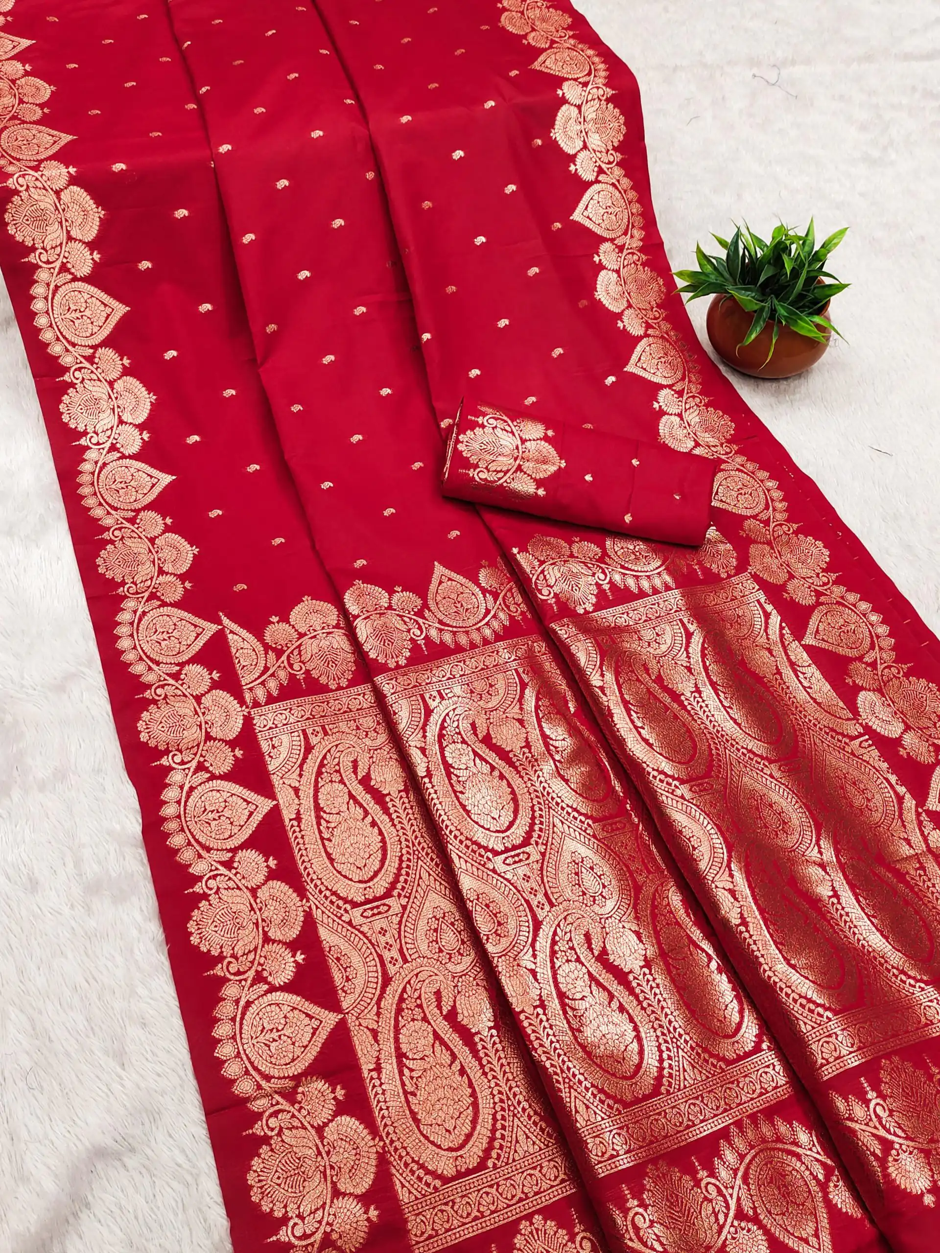 MB 142 Red Color Banarasi Silk with Zari Work & Lace Work Saree . Affordable Price ₹1899. Delivery 4-6 Working Days. Shop now. | Creative Sarees, Embroidered Sarees, Bollywood Sarees, Designer Sarees, Ethnic Saree, Modern Digital sarees, Party Wear Sarees, Sarees