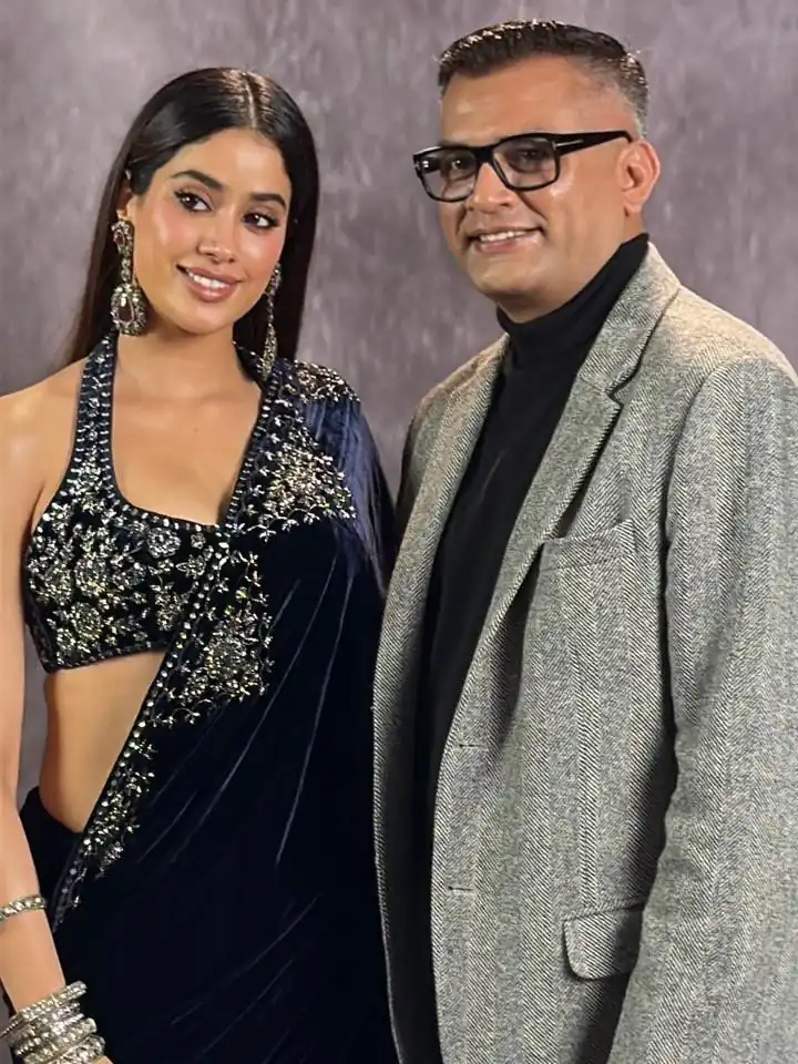 ST 491 Blue Pure 9000 Velvet Saree with Lace Work & Embroidery Work. Affordable Price ₹1999. Delivery 4-6 Working Days. Shop now. | Creative Sarees, Embroidered Sarees, Bollywood Sarees, Designer Sarees, Ethnic Saree, Modern Digital sarees, Party Wear Sarees, Sarees