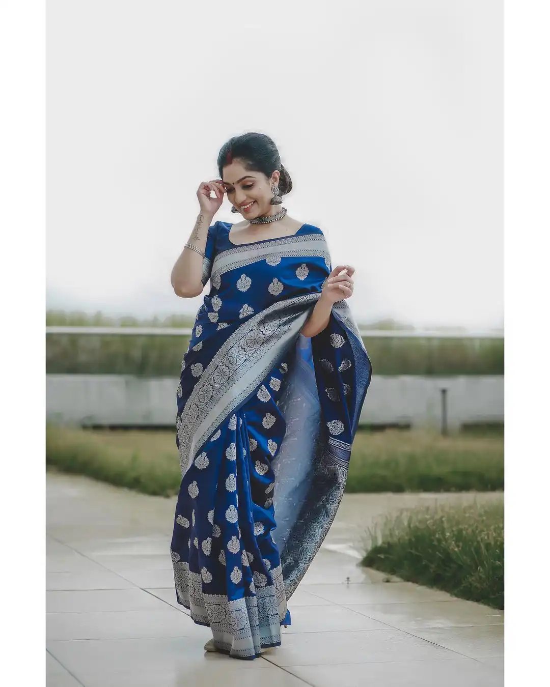 KPR 095 Navy Blue Soft Lichi Silk Saree with Lace Border & Lace Work. Affordable Price ₹1399. Delivery 4-6 Working Days. Shop now. | Creative Sarees, Embroidered Sarees, Bollywood Sarees, Designer Sarees, Ethnic Saree, Modern Digital sarees, Party Wear Sarees, Sarees