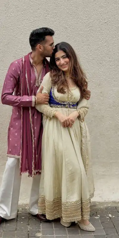 RTC 5957 Off White Chinon Silk Salwar Suit with Thread Embroidery. Available at ₹2449 only. Delivery 4-6 Working Days. Shop now. | Casual Suits, Jump Suits, Tops & Bottoms, Track Suits, Trendy Wear, Creative suits, Designer Suits, Palazzo Suits, Party Wear Suits, Patiala Suits, Salwar suit, Straight Suits