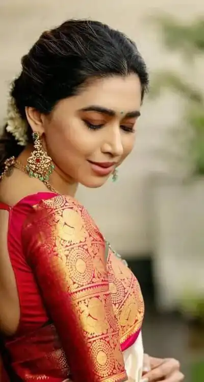 KPR 273 Off White Soft Lichi Silk Saree Perfect for Wedding, Party, Reception, Diwali, Ethnic Day – . Affordable Price ₹1449. Delivery 4-6 Working Days. | Creative Sarees, Bollywood Sarees, Designer Sarees, Embroidered Sarees, Ethnic Saree, Modern Digital sarees, Party Wear Sarees, Sarees