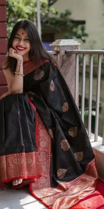 KPR 282 Black Soft Lichi Silk Saree Perfect for Wedding, Party, Reception, Diwali, Ethnic Day – . Affordable Price ₹1449. Delivery 4-6 Working Days. | Creative Sarees, Bollywood Sarees, Designer Sarees, Embroidered Sarees, Ethnic Saree, Modern Digital sarees, Party Wear Sarees, Sarees