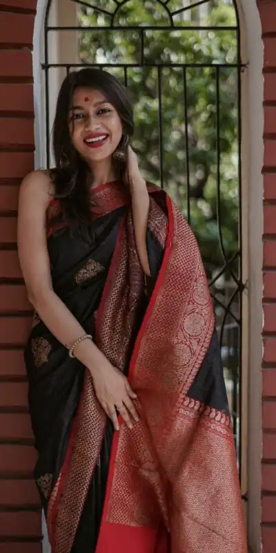 KPR 282 Black Soft Lichi Silk Saree Perfect for Wedding, Party, Reception, Diwali, Ethnic Day – . Affordable Price ₹1449. Delivery 4-6 Working Days. | Creative Sarees, Bollywood Sarees, Designer Sarees, Embroidered Sarees, Ethnic Saree, Modern Digital sarees, Party Wear Sarees, Sarees