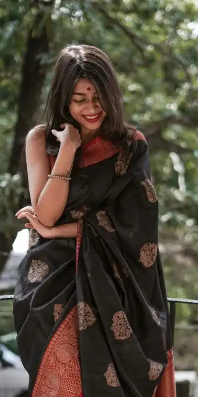 KPR 282 Black Soft Lichi Silk Saree Perfect for Wedding, Party, Reception, Diwali, Ethnic Day – . Affordable Price ₹1449. Delivery 4-6 Working Days. | Creative Sarees, Bollywood Sarees, Designer Sarees, Embroidered Sarees, Ethnic Saree, Modern Digital sarees, Party Wear Sarees, Sarees