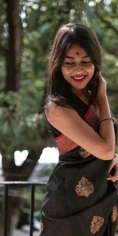 KPR 282 Black Soft Lichi Silk Saree Perfect for Wedding, Party, Reception, Diwali, Ethnic Day – . Affordable Price ₹1449. Delivery 4-6 Working Days. | Creative Sarees, Bollywood Sarees, Designer Sarees, Embroidered Sarees, Ethnic Saree, Modern Digital sarees, Party Wear Sarees, Sarees