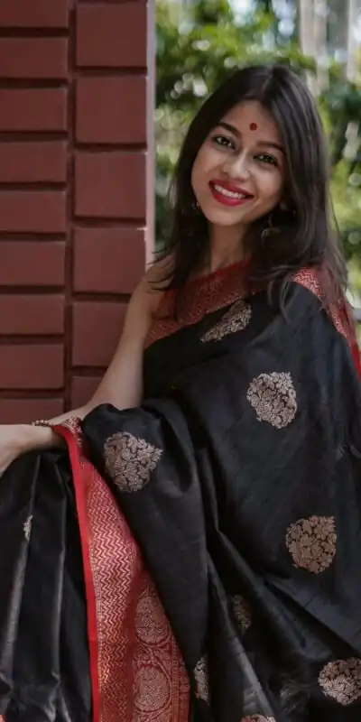 KPR 282 Black Soft Lichi Silk Saree Perfect for Wedding, Party, Reception, Diwali, Ethnic Day – . Affordable Price ₹1449. Delivery 4-6 Working Days. | Creative Sarees, Bollywood Sarees, Designer Sarees, Embroidered Sarees, Ethnic Saree, Modern Digital sarees, Party Wear Sarees, Sarees