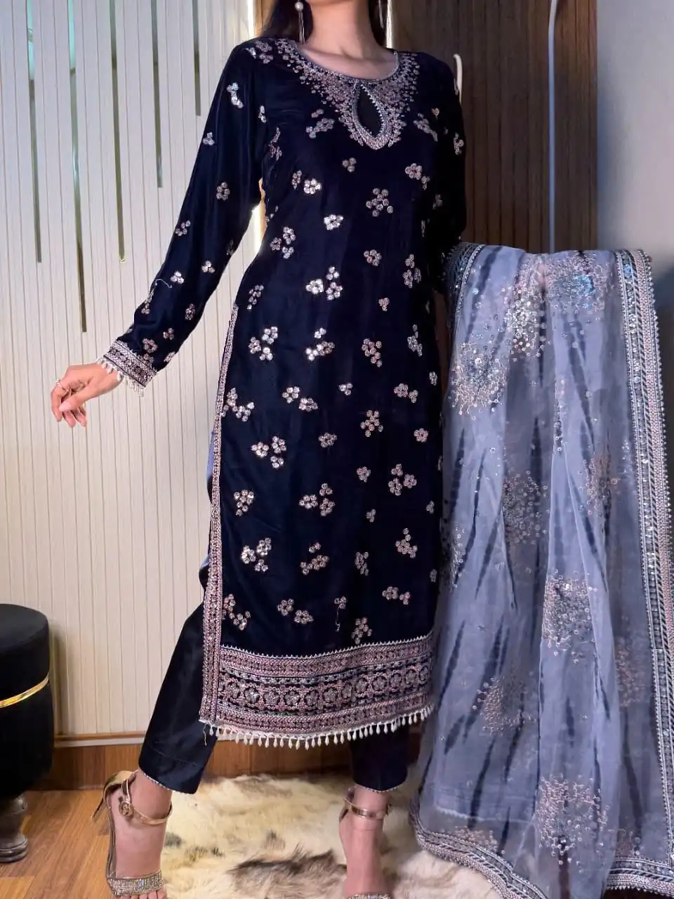 Navy Blue 9000 Velvet Embroidery Lace Work Salwar Suit - Image 4