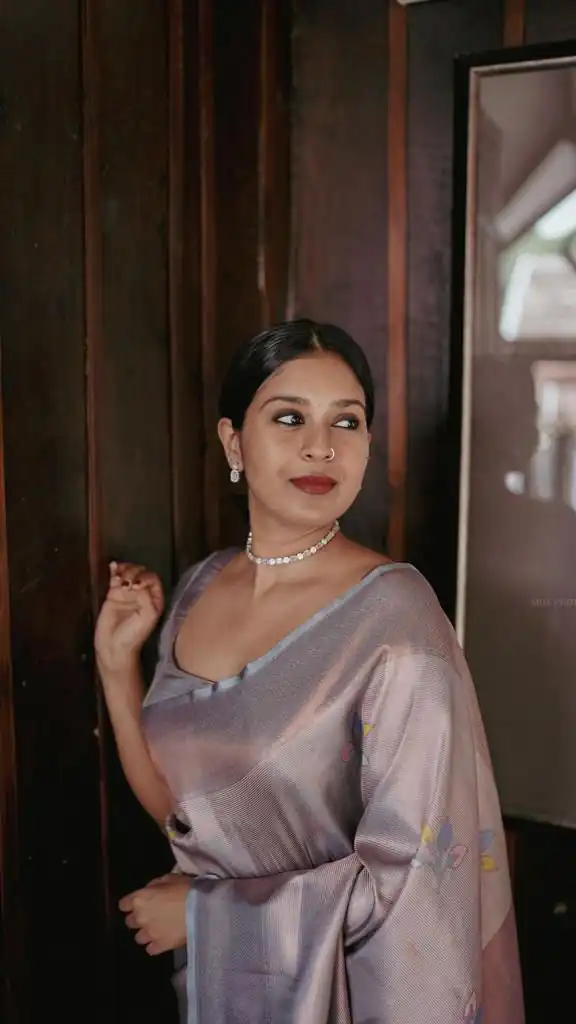 Graceful Grey Soft Lichi Silk Jacquard Work Saree - Image 4