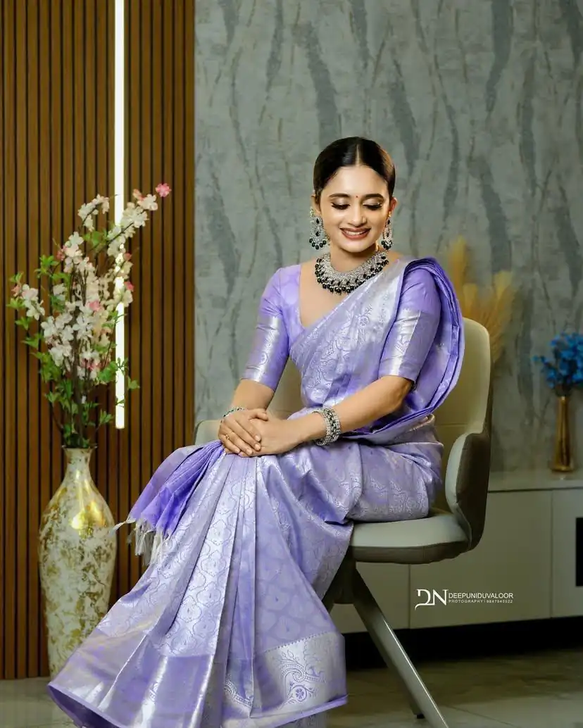 Shiny Lavender Soft Lichi Silk Jacquard Lace Work Saree - Image 2