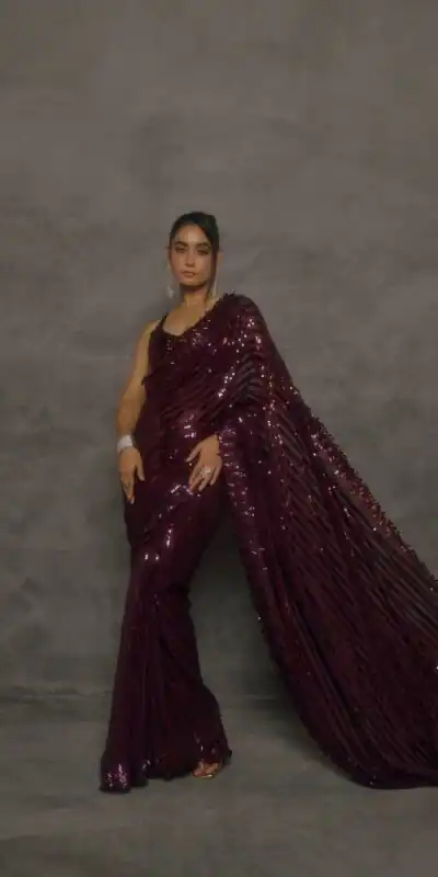 DF 3476 Wine Faux Georgette Saree Perfect for Wedding, Party, Cultural Events, Traditional Day, Pooja – . Grab it for ₹1799. Delivery 4-6 Working Day | Creative Sarees, Bollywood Sarees, Designer Sarees, Embroidered Sarees, Ethnic Saree, Modern Digital sarees, Party Wear Sarees, Sarees