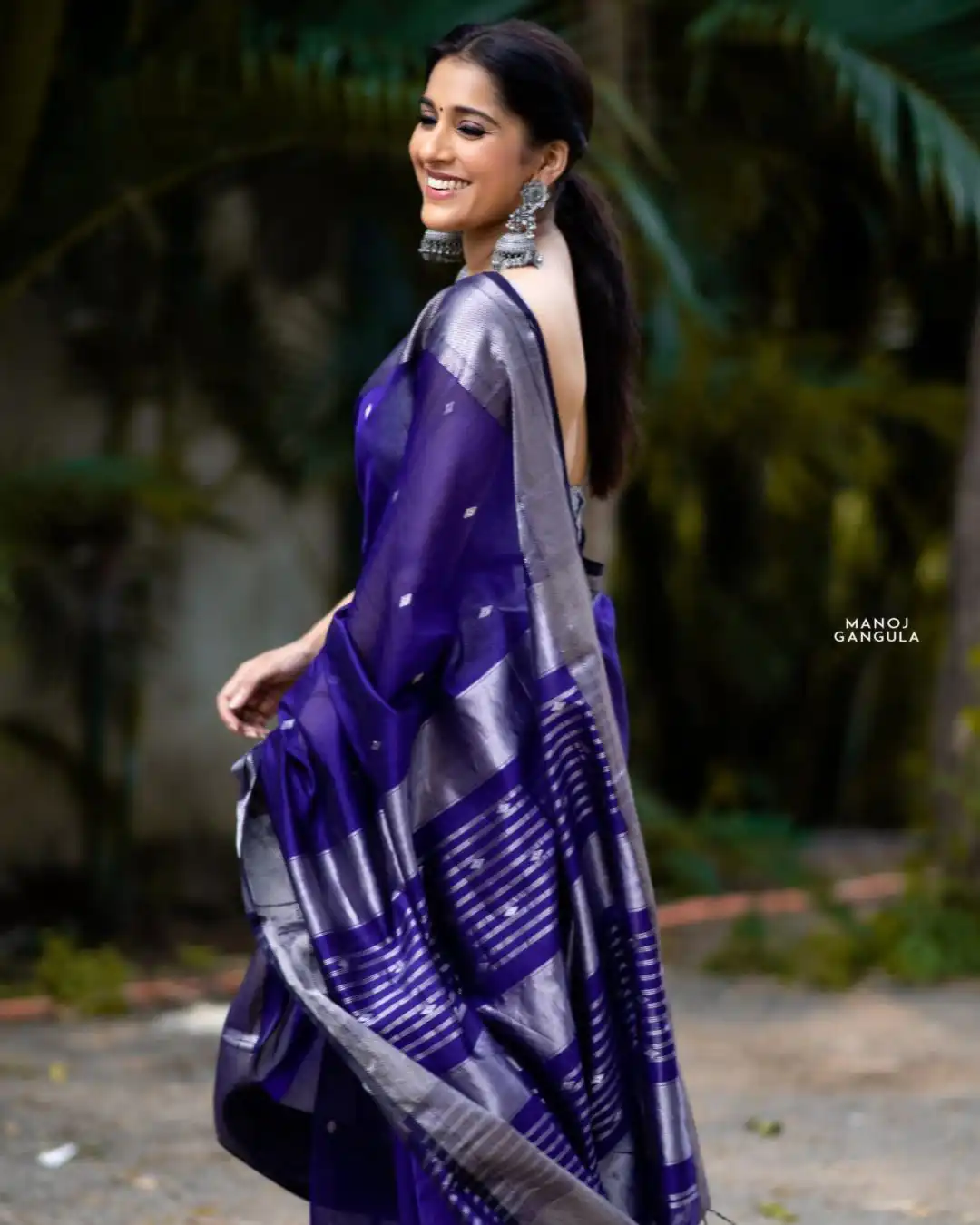 KP 5091 Royal Blue Soft Lichi Silk Saree with Lace Work & Lace Border. Introductory Price ₹1349. Delivery 4-6 Working Days. Shop now. | Creative Sarees, Bollywood Sarees, Designer Sarees, Embroidered Sarees, Ethnic Saree, Modern Digital sarees, Party Wear Sarees, Sarees