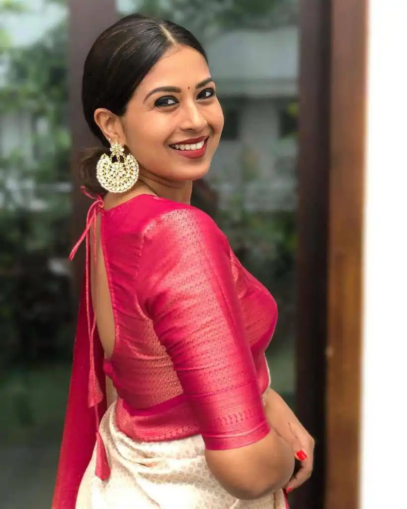 KP 4039 Off White Soft Lichi Silk Cloth Saree Perfect for Wedding, Party, Family Gatherings, Sangeet, Festive Deal ₹1599. Delivery 4-6 Working Days | Creative Sarees, Bollywood Sarees, Designer Sarees, Embroidered Sarees, Ethnic Saree, Modern Digital sarees, Party Wear Sarees, Sarees