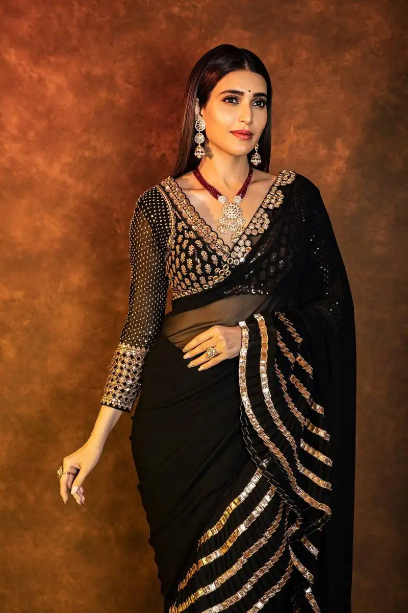 DF 3471 Black Perfect for Wedding, Party, Raksha Bandhan, Ethnic Day, Bridal Wear – Cream Faux Georgette Saree. Now at just ₹2099. Delivery 4-6 Working Day | Creative Sarees, Bollywood Sarees, Designer Sarees, Embroidered Sarees, Ethnic Saree, Modern Digital sarees, Party Wear Sarees, Sarees