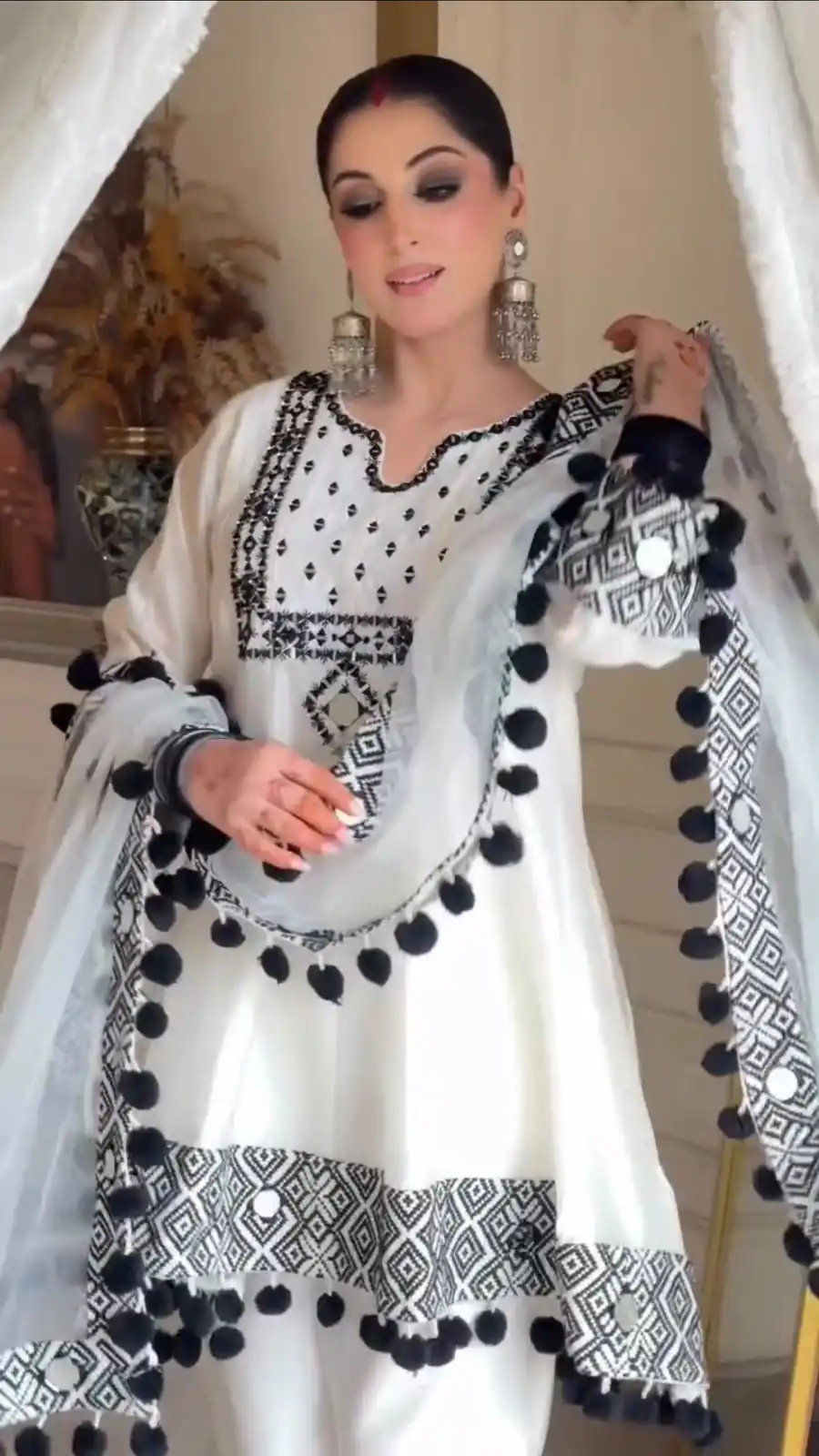 Shiny White Natural Crepe Silk Thread Work Salwar Suit - Image 3