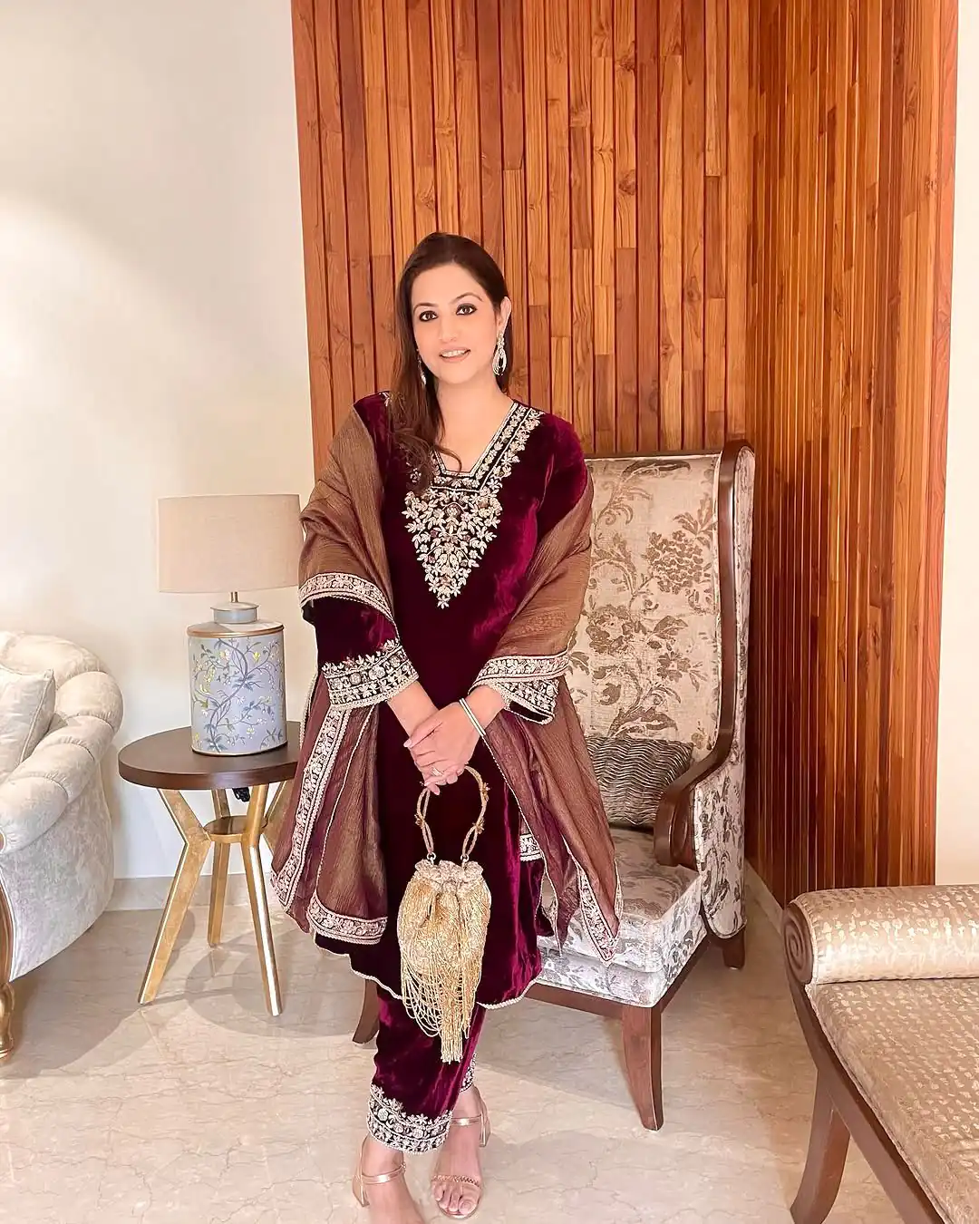 Maroon Viscose Velvet Embroider Work Salwar Suit - Image 3